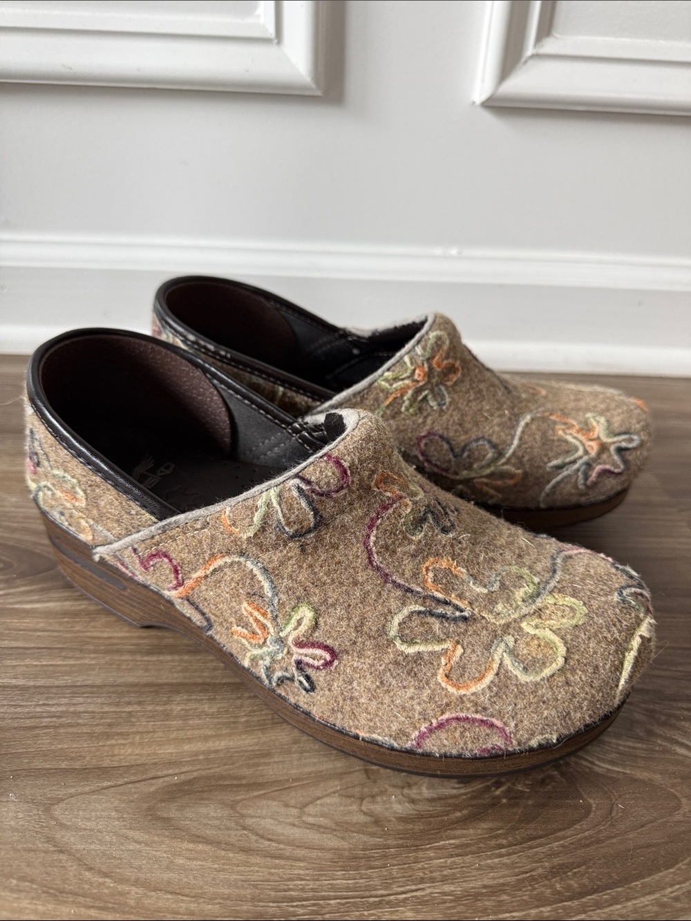 Dansko Felt Pro Floral Clogs Womens 40 9.5 10 Brown Embroidered Wool Boho Shoes